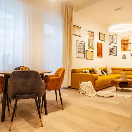 Sting Old Town Apartment